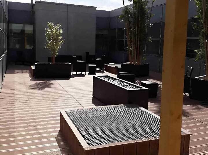 Laissez-nous le soin de sublimer votre extérieur avec une belle terrasse.